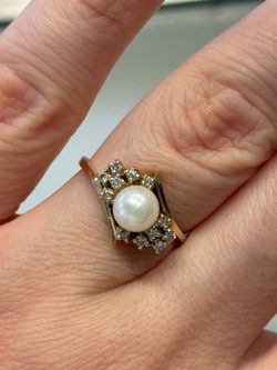 14K yellow gold beautiful pearl and diamonds ring 2.6g