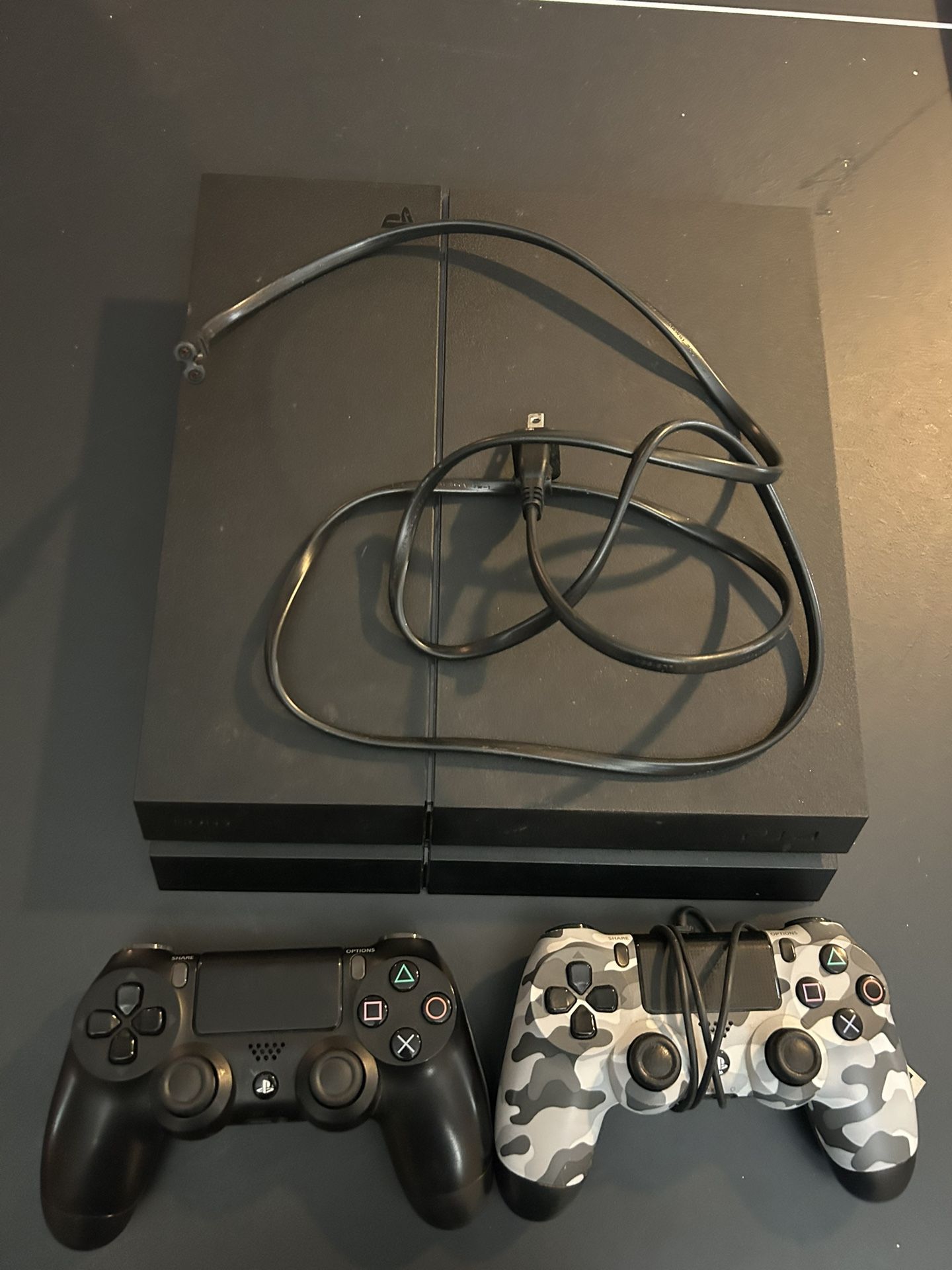 PS4 500GB + 2 Wireless Controllers