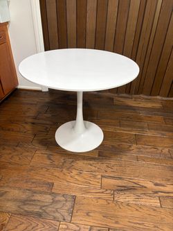 Pedestal table