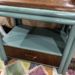 Hammary Solid Wood Side Table With Drawer In Great Condition 