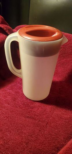 Tupperware Plastic Pitcher with Lid