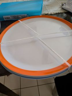 Plastic Dinner Plates with Colored Rims