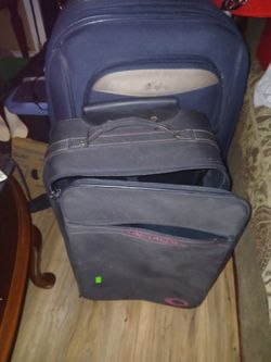 2 Suitcases 1 Large 1 Medium W/wheels 