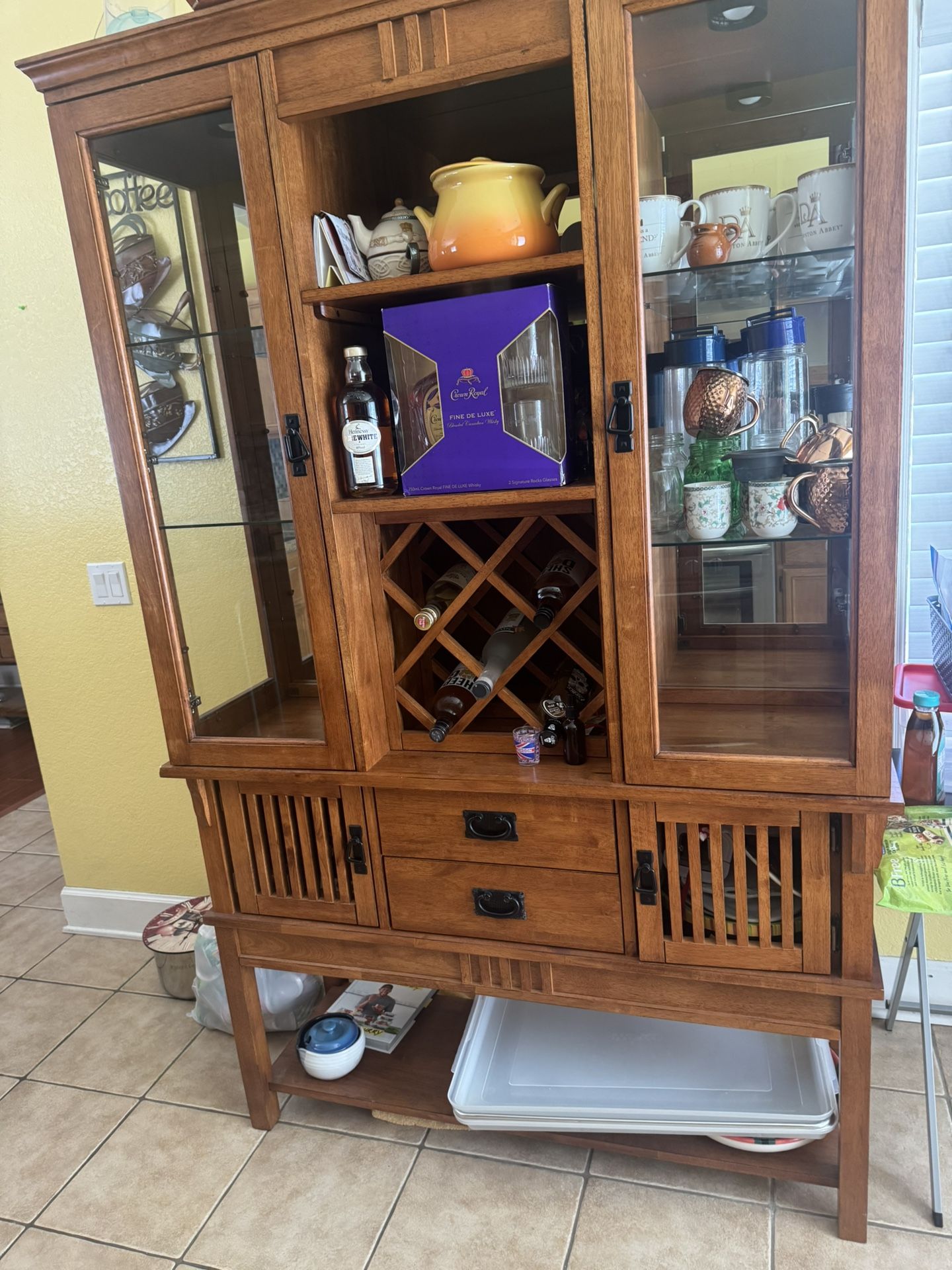 China set with bottle holder