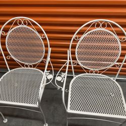 Set of 2 white metal vintage patio chairs wrought iron