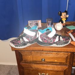 Kyrie Irving youth Shoe Size  Youth 2