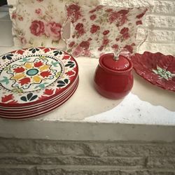 Set of 6 plates, 2 trays, sugar pot and serving plate 6 salad plastic plates 2 plastic trays 1 glass sugar pot 1 glass serving tray All of items just 