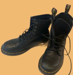 Dr. Martens 11821  Black Boots Size 8 UL