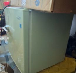 Mint green Frestec mini fridge Great Cond