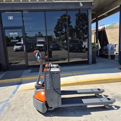 ** TOYOTA MODEL 8HBW23  ELECTRIC PALLET JACK **