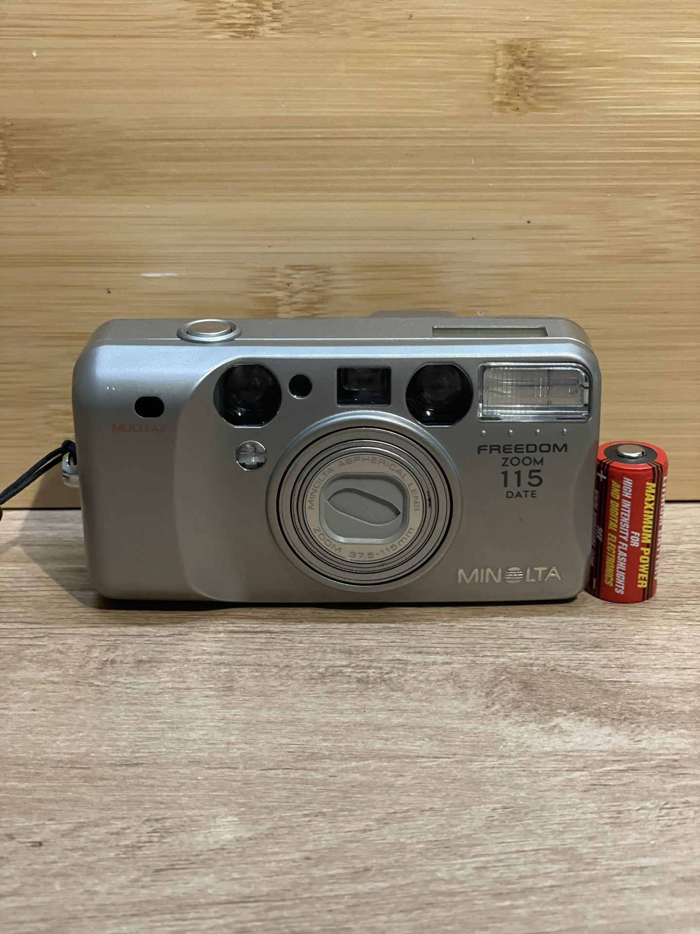 minolta freedom zoom 115 point & shoot 35mm film camera.