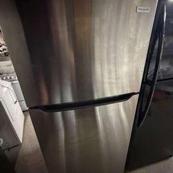 30 Inch Top Freezer Refrigerator with 18.3 Cu. Ft. Capacity
