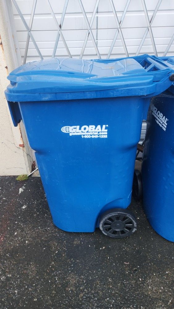 95 Gallon Rolling Trash Can