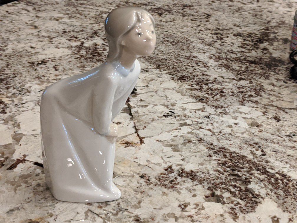 Girl kissing , porcelain figurine LLadro, hand made in Spain