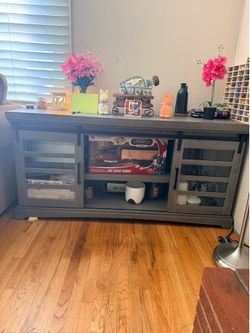 TV stand/ entertainment center