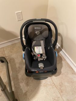 Uppababy Mesa car seat with base
