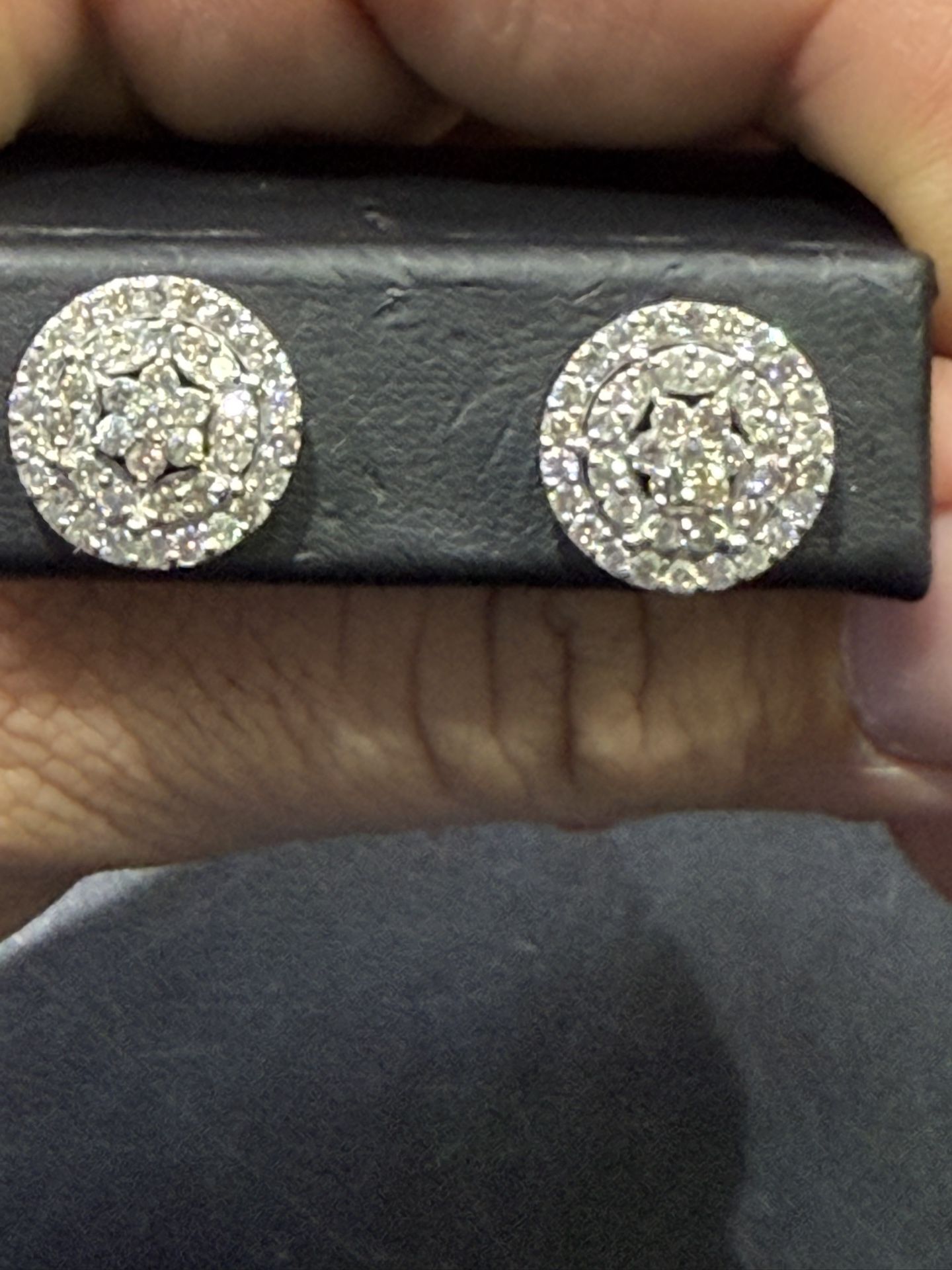 10k gold screw back earrings with 1..25 ctw in diamonds 839906-2