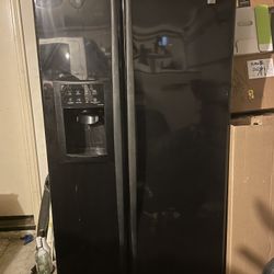 Refrigerator GE - MUST PICKUP TODAY 