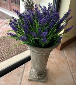 Vase - made from resin but looks like pottery! Incl. flowers