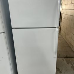 28” Wide White Refrigerator With Ice Maker 