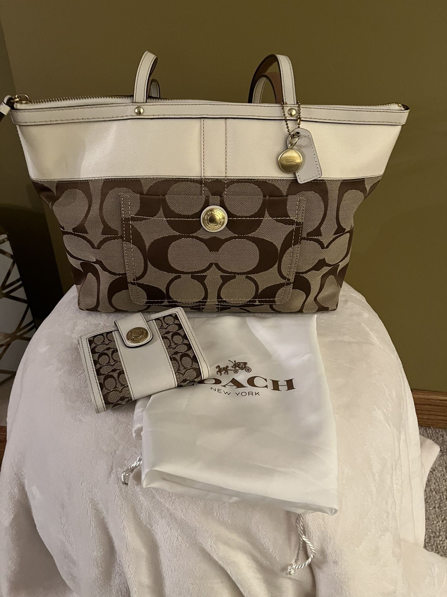 Coach Tote With Signature CC