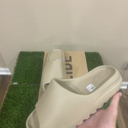 Yeezy slide (Pure) SIZE 10