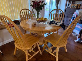 Round dining table