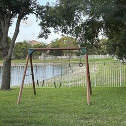 Outdoor Swing In Excellent Condition 