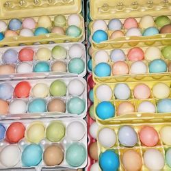 Easter confetti eggs/ Cascarones con confeti