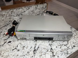 silver Zenith VCS442 4-Head Hi-Fi Stereo VCR