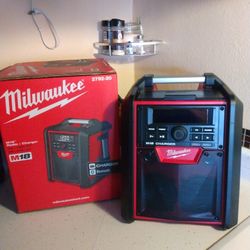 NEW Milwaukee Bluetooth Charger Radio Firm Milwaukee Radio Bluetooth Cargador Completamente Nuevo Y Auténtico Precio Firmes