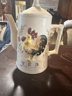 Vintage country style rooster tea pot