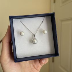 Freshwater Pearls Pendant + Stud Earrings 