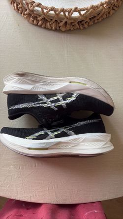 Women’s Asics SonicBlasts size 7