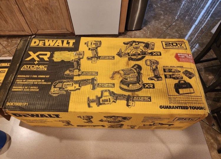 DEWALT BRUSHLESS 7-TOOL COMBO KIT DCK700D1P1