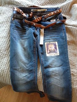 New with tag juniors size 11 Dollhouse brand jeans.