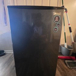 Mini Fridge 