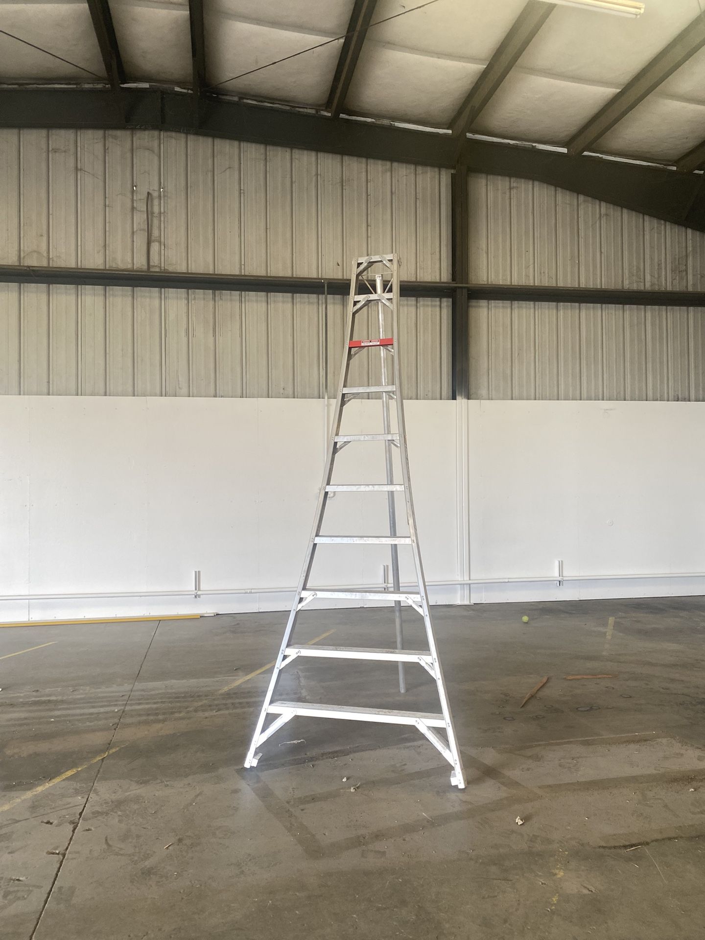 SUPER-DUTY ORCHARD LADDER BY STRATHMORE