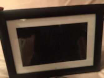 LARGE DIGITAL PICTURE FRAME LIKE NEW