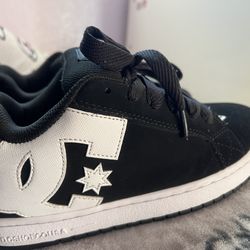 Black and white DC shoes