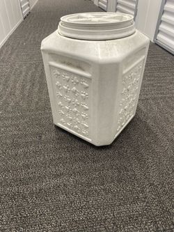 Dog food container