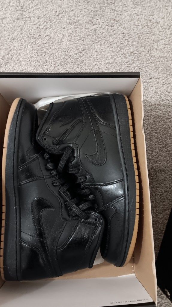 Black NIKE MID 1