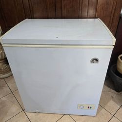 Igloo 5.1 Cu Ft Chest Freezer – Works Great – Compact Deep Freezer
