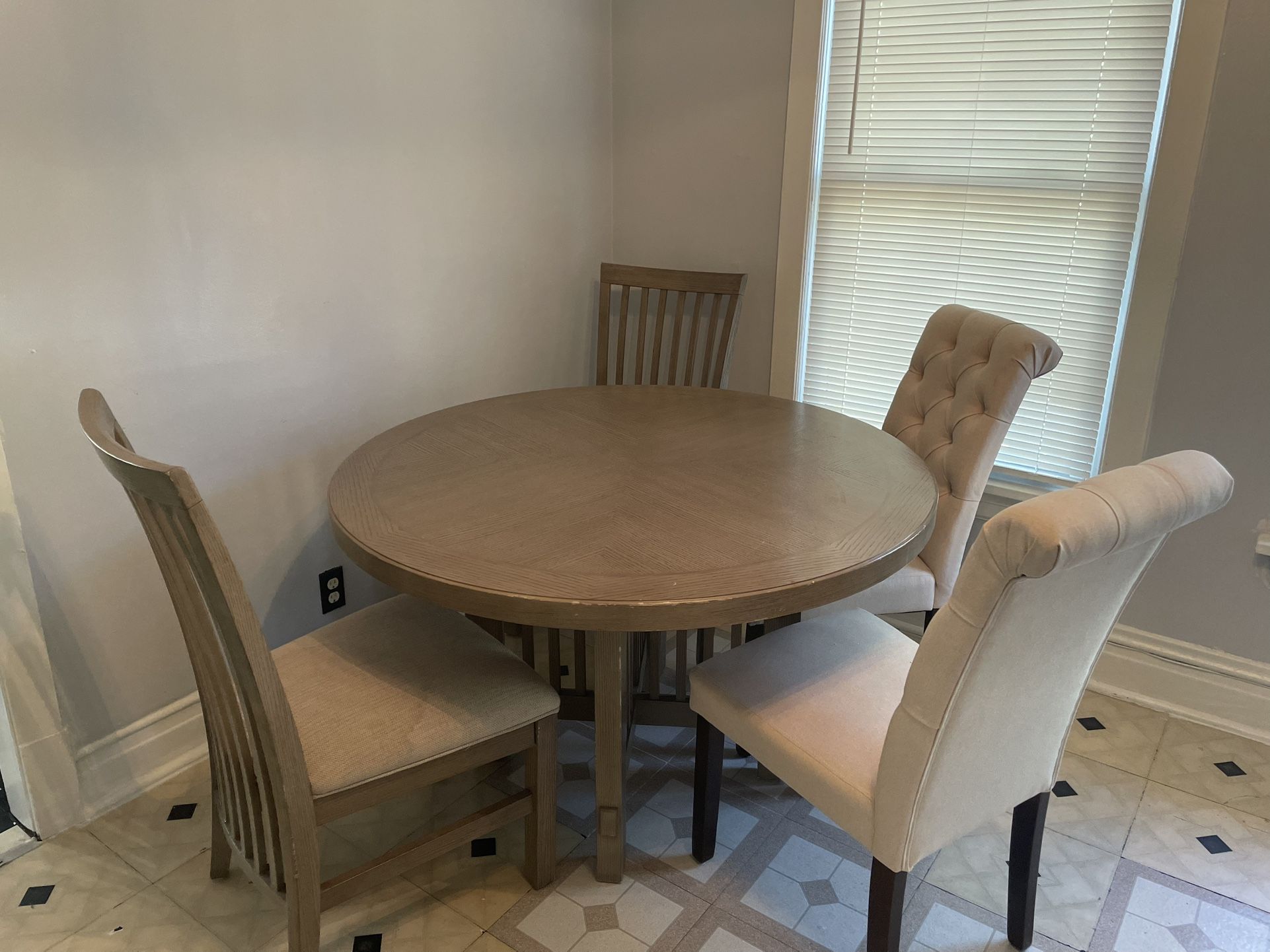 Furniture/dining room, set/TV And Dresser