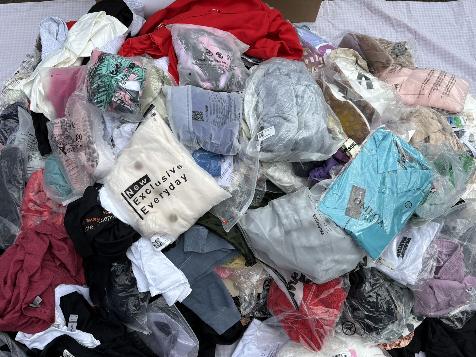 Mixed Clothing Pallet – All New & Different Styles!