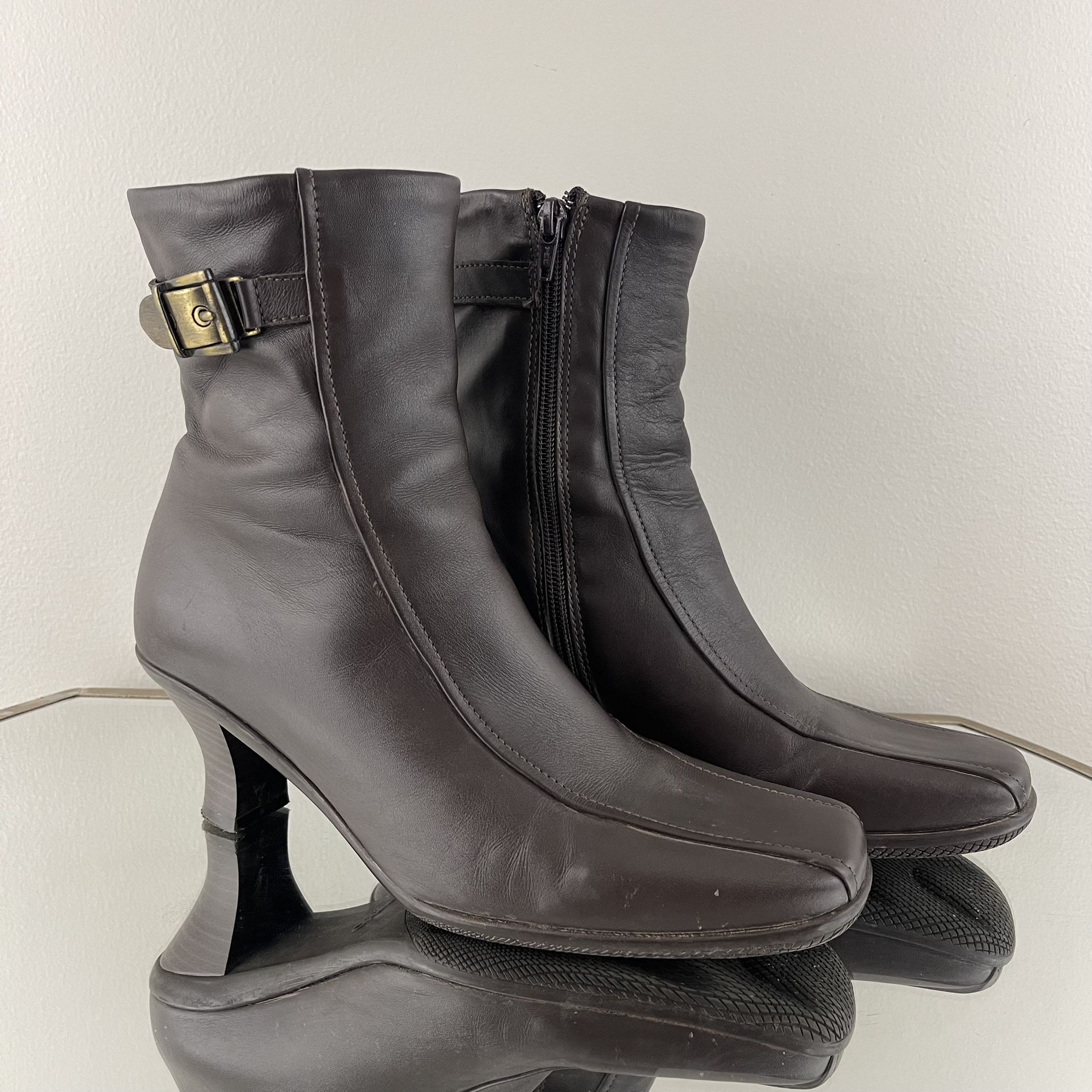 LA CANADIENNE Vintage 90’s Dark Brown Leather Buckle Detail Heeled Ankle Boots