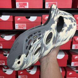 Yeezy Foam Runner Moon Grey