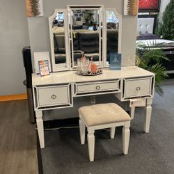 Vanity Set On Sale 