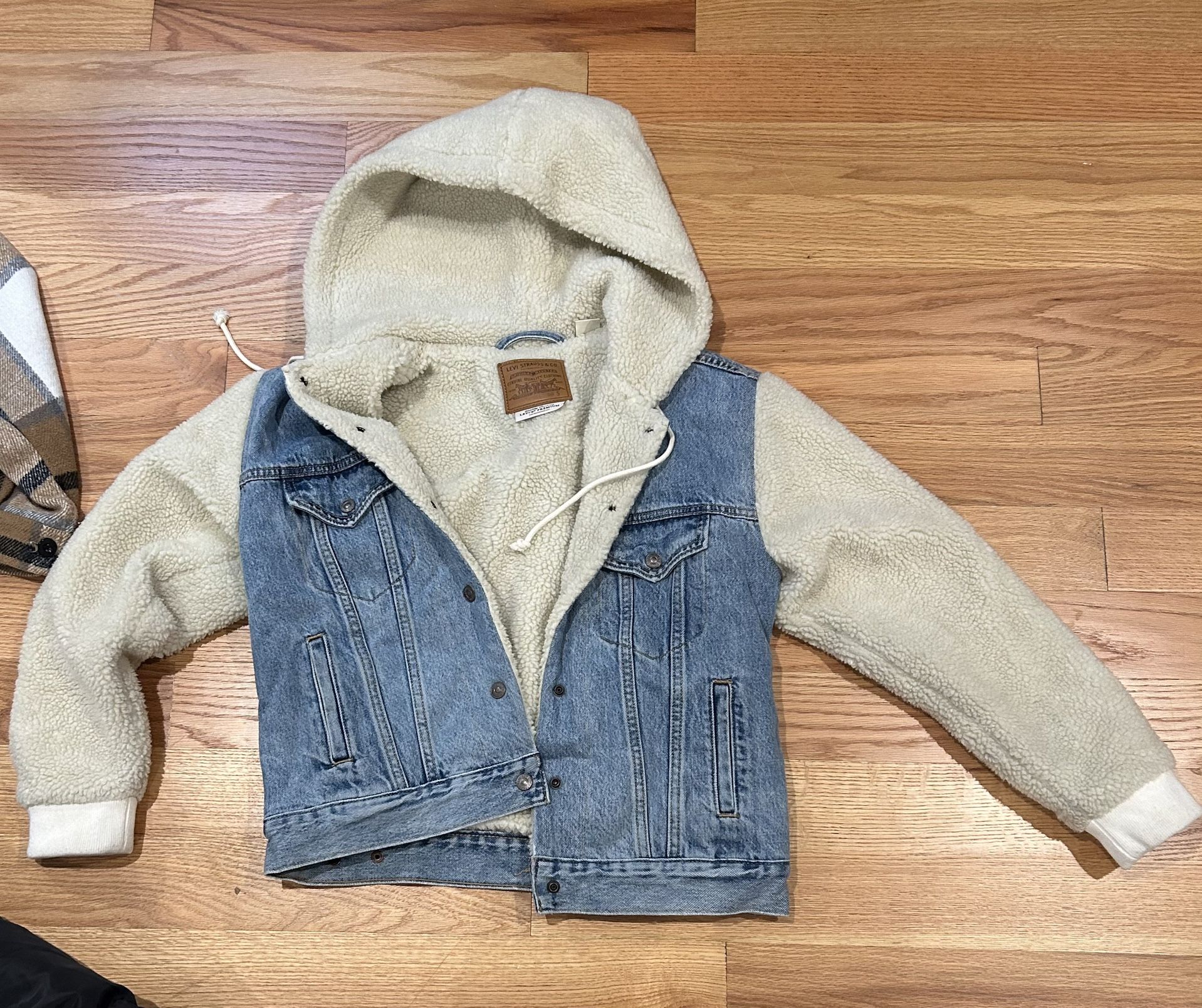 Women’s Levi Sherpa Jean Jacket Size small  