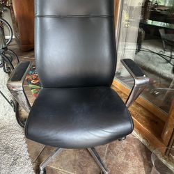 Donti Black Leather Executive Chair 